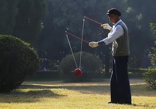 空竹的玩法：从基础到高级，带你玩转空竹技巧