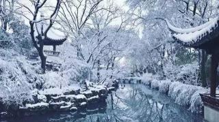 300字精彩描绘：雪景的美丽画卷