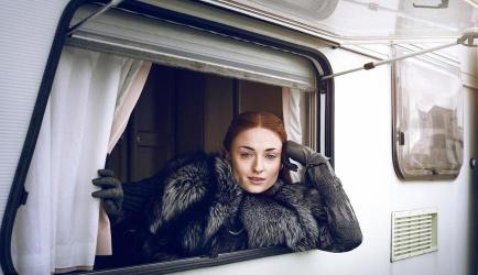 Sophie Turner：从《权力的游戏》到银幕之巅的耀眼女星