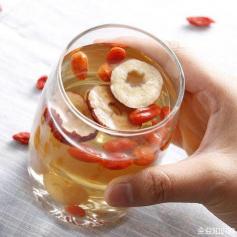 红枣枸杞茶：补肾养血、温煦身体、益气健脾的功效与风险